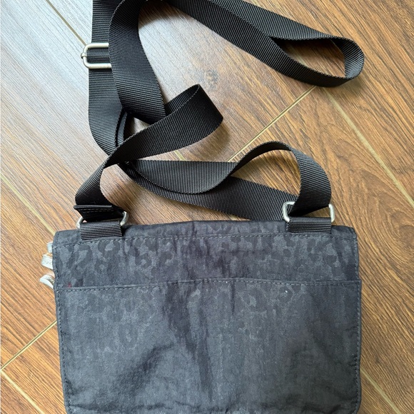 BAGGALLINI black tonal leopard print shoulder bag with adjustable strap - Picture 4 of 7